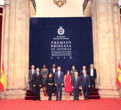 Sus Majestades los Reyes en el Hotel Reconquista junto a los premiados tras recibir la insignia de la Fundación Princesa de Asturias
